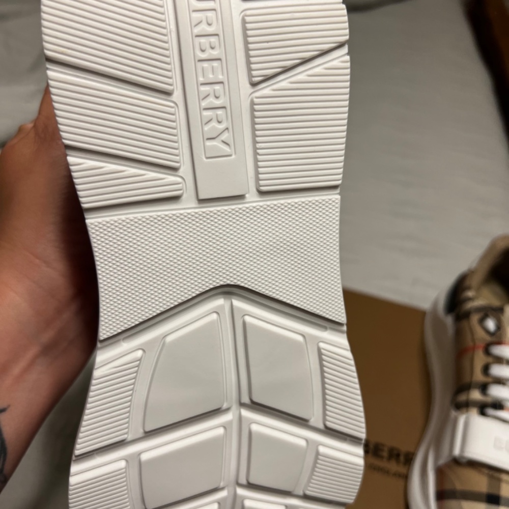 Women’s Burberry shoes - Picture 5 of 10